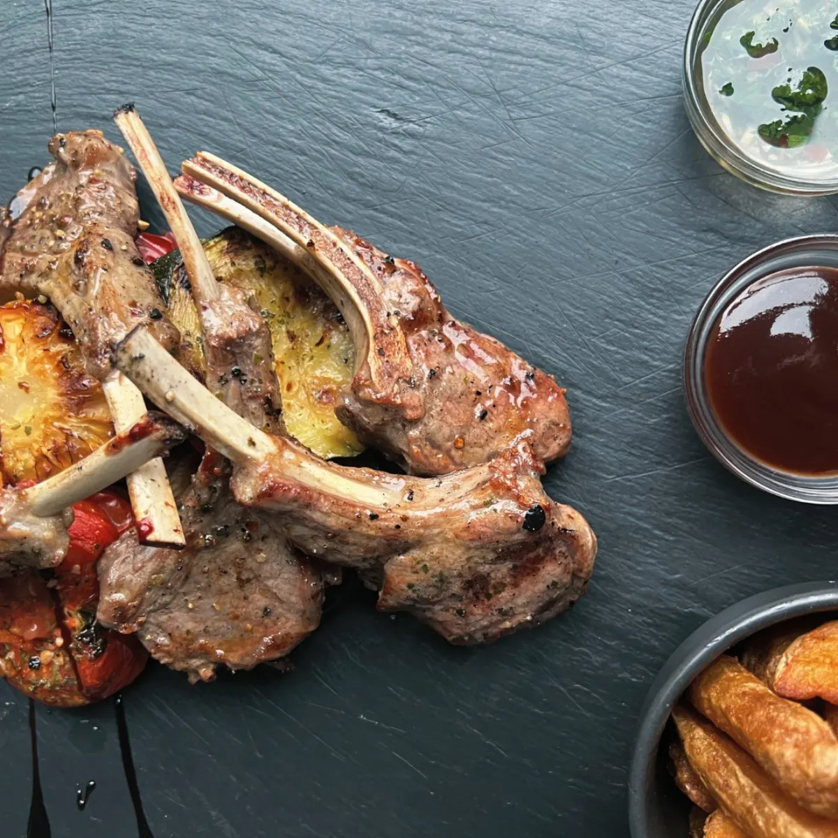 Ėrienos kepsneliai su padažais