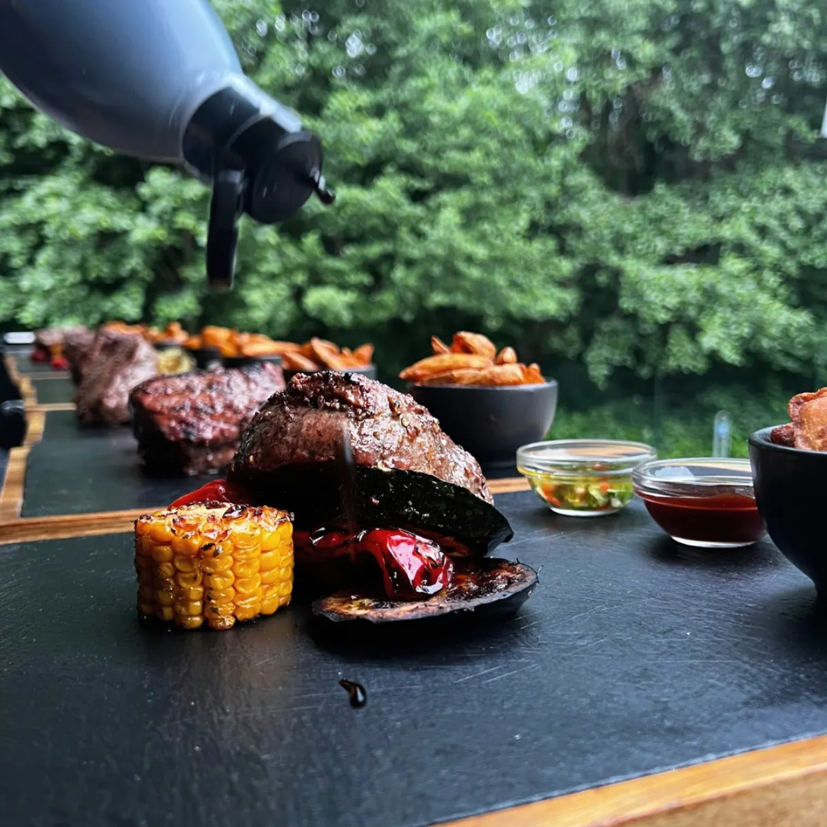 Grilis lauke — mėsa, kukurūzai, daržovės