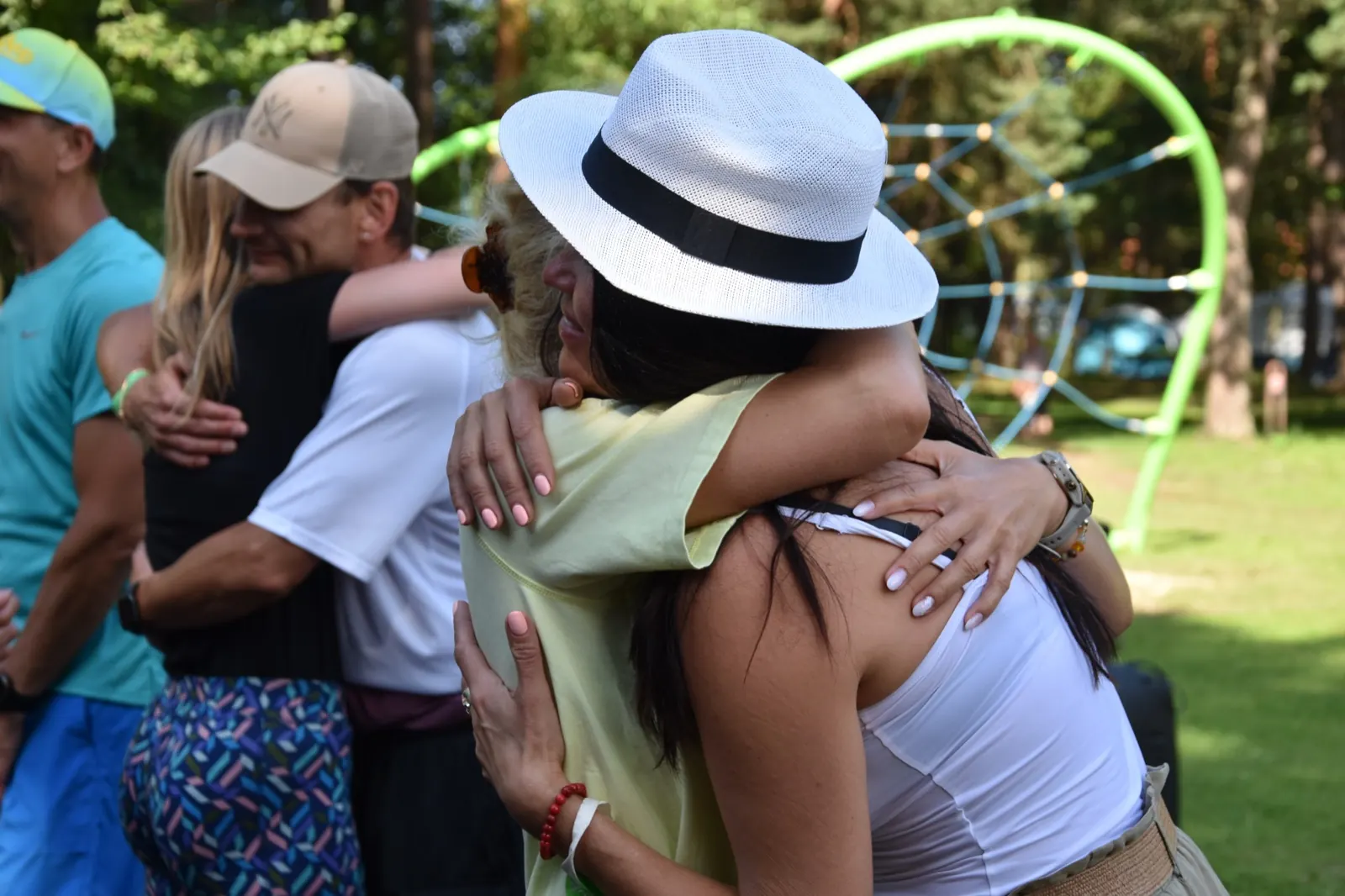 Šypsena ir apkabinimas